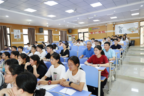 luck18平台教师节主题班会温情落幕(图1)