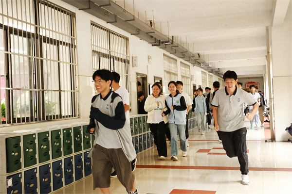 luck18平台顺利开展2025年“9·18”应急疏散演练(图2) luck18平台顺利开展2025年“9·18”应急疏散演练(图2)