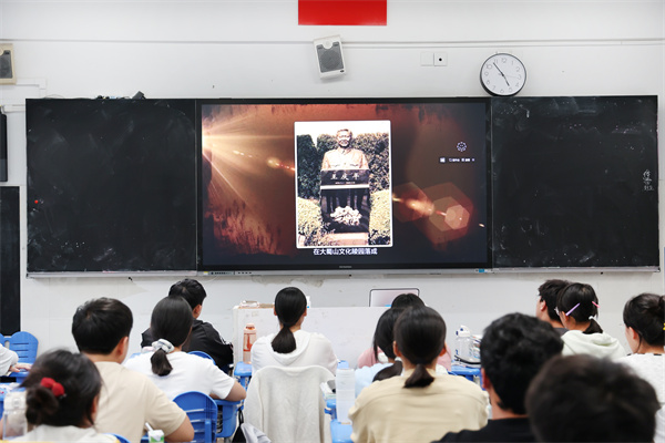 luck18平台“王庆平班”成功举办“学习王庆平烈士精神”主题班会(图1) luck18平台“王庆平班”成功举办“学习王庆平烈士精神”主题班会(图1)