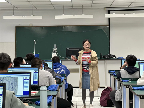 生物实验课.jpg 生物实验课.jpg