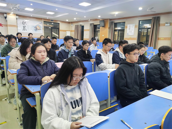 luck18平台高二年级召开学生自主管理会(图3) luck18平台高二年级召开学生自主管理会(图3)