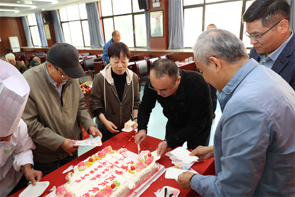 luck18平台为退休寿星老教师暖心庆生(图7) luck18平台为退休寿星老教师暖心庆生(图7)
