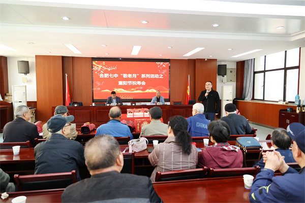 luck18平台为退休寿星老教师暖心庆生(图8) luck18平台为退休寿星老教师暖心庆生(图8)