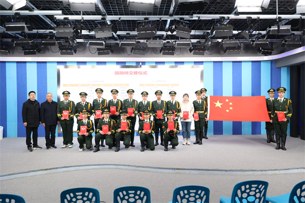 luck18平台举行国旗班交接仪式(图6)