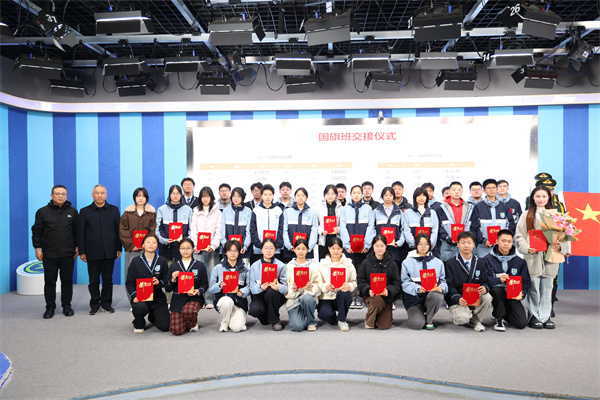 luck18平台举行国旗班交接仪式(图4)