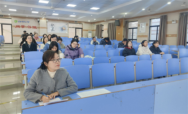 luck18平台高二年级召开期中考务会(图1)