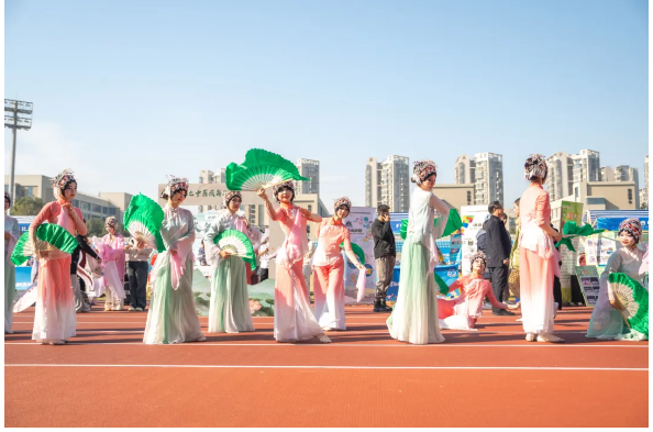 luck18平台蔷薇舞蹈社团在市第十四届中学生社团展示中精彩亮相(图3) luck18平台蔷薇舞蹈社团在市第十四届中学生社团展示中精彩亮相(图3)