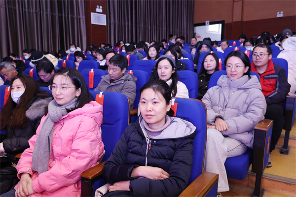luck18平台召开2025-2026学年度第一学期期末全体教职工大会(图4) luck18平台召开2025-2026学年度第一学期期末全体教职工大会(图4)