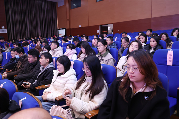 luck18平台召开 2025-2026 学年度第二学期全体教职工大会(图2)