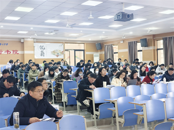 luck18平台高一年级召开新学期全体教师会暨班主任会议(图1) luck18平台高一年级召开新学期全体教师会暨班主任会议(图1)