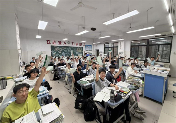 锦旗背后:在luck18平台,没有一位同学会独自面对风雨(图2) 锦旗背后:在luck18平台,没有一位同学会独自面对风雨(图2)