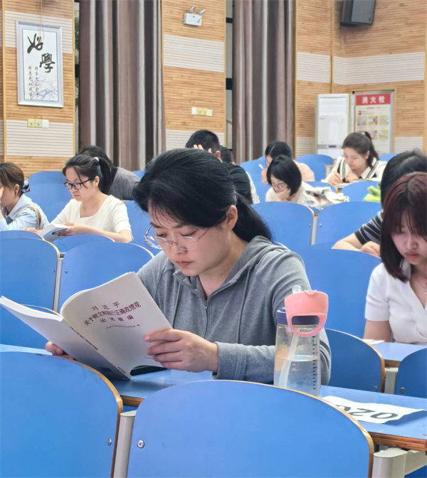 luck18平台第二党支部召开全体党员大会(图1)