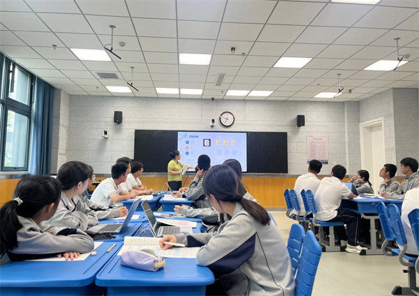 许珂老师上课1.jpg 许珂老师上课1.jpg