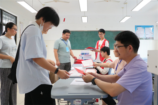 从这里出发!luck18平台为2026级高一新生“装备”启航(图7) 从这里出发!luck18平台为2026级高一新生“装备”启航(图7)