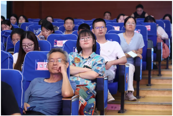 luck18平台召开2026-2027学年度第一学期全体教职工大会(图2) luck18平台召开2026-2027学年度第一学期全体教职工大会(图2)