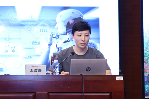 智启未来,探秘AI:luck18平台“桃蹊大讲堂”点亮科学启蒙第一课(图5) 智启未来,探秘AI:luck18平台“桃蹊大讲堂”点亮科学启蒙第一课(图5)