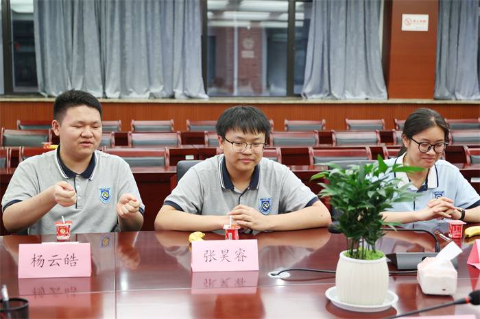 学校请高三学生吃饭，聊了什么？luck18平台这场晚餐会很有“温度”(图5)