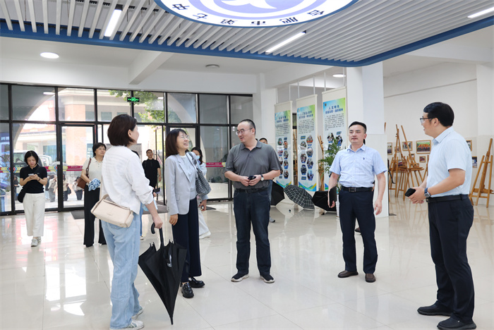 上海市教师教育学院考察团莅临luck18平台考察交流(图1) 上海市教师教育学院考察团莅临luck18平台考察交流(图1)