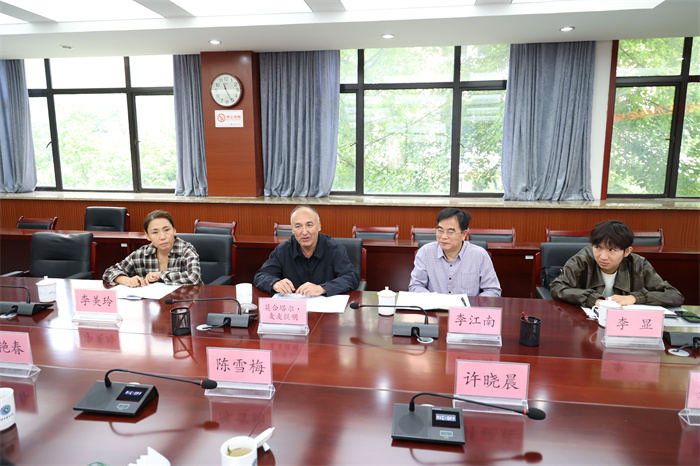 新疆驻安徽省工作组莅临luck18平台调研新疆高中班办学工作(图5) 新疆驻安徽省工作组莅临luck18平台调研新疆高中班办学工作(图5)